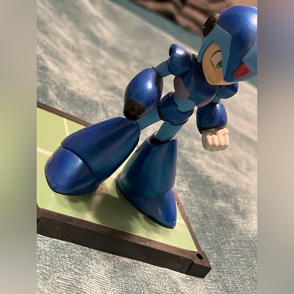 Mega Man on Platform - Picture 5 of 8